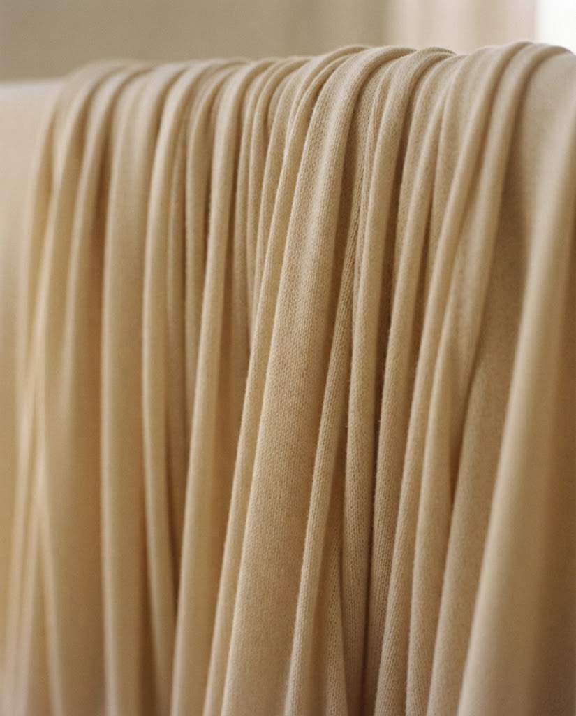 Gros plan maille jersey chinée, tricot fin et mat, peignoir Heure Sauvage, lumière douce Image