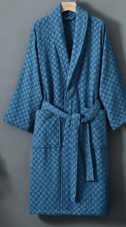 Peignoir femme éponge de coton bleu canard sur cintre, col châle, poches plaquées et damier tissé en relief