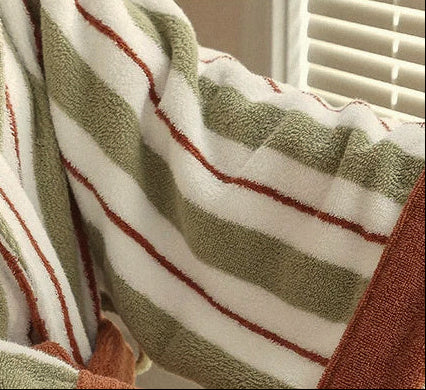 Gros plan éponge de coton rayée vert sauge, blanc et terracotta, poignet contrasté, peignoir femme Heure Sauvage Image