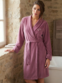 Peignoir femme en velours de coton rose glycine, col châle, broderie de pissenlit et poches arrondies, Heure Sauvage