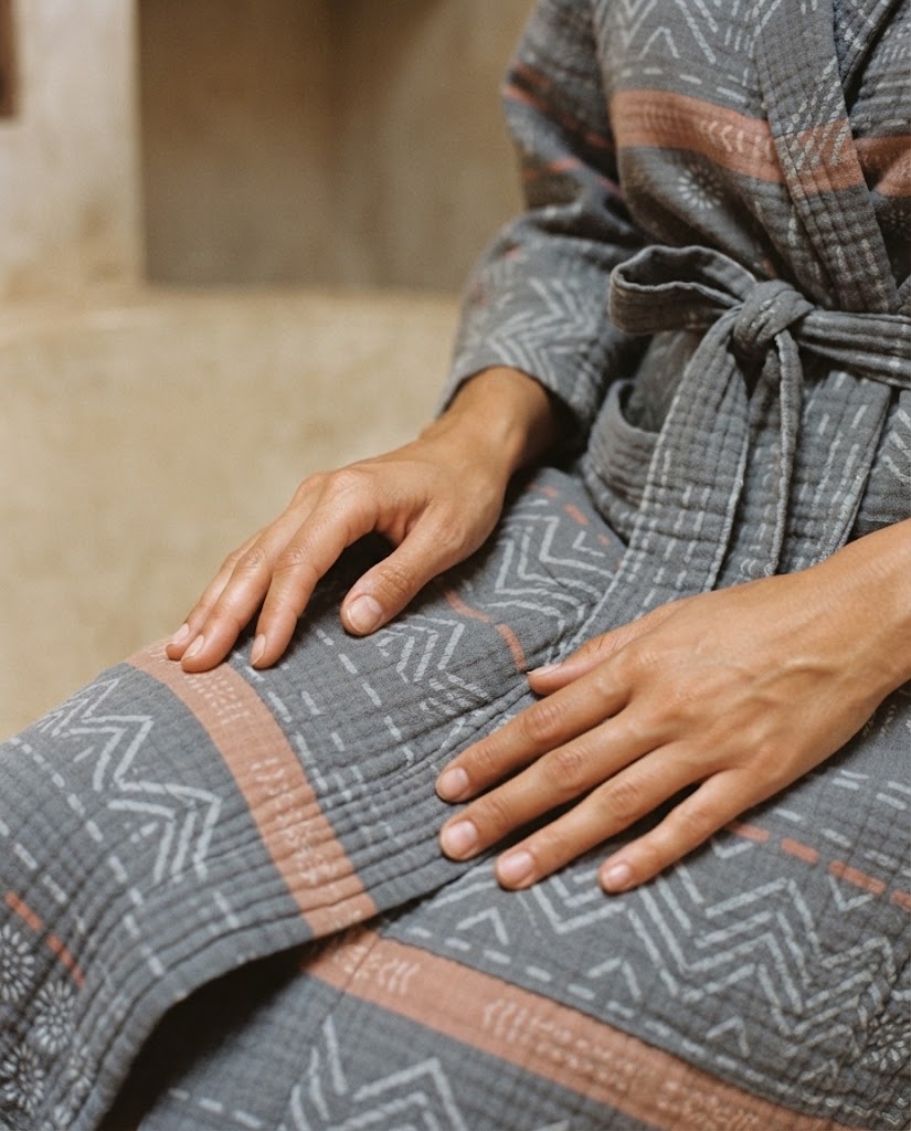 Détail de la gaze de coton et du nœud de ceinture, peignoir femme Heure Sauvage, motif chevrons gris et corail Image