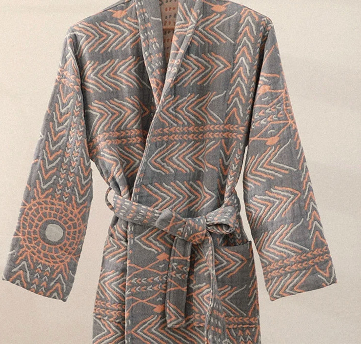 Peignoir femme gaze de coton gris sur cintre, col châle, poches et motif géométrique corail