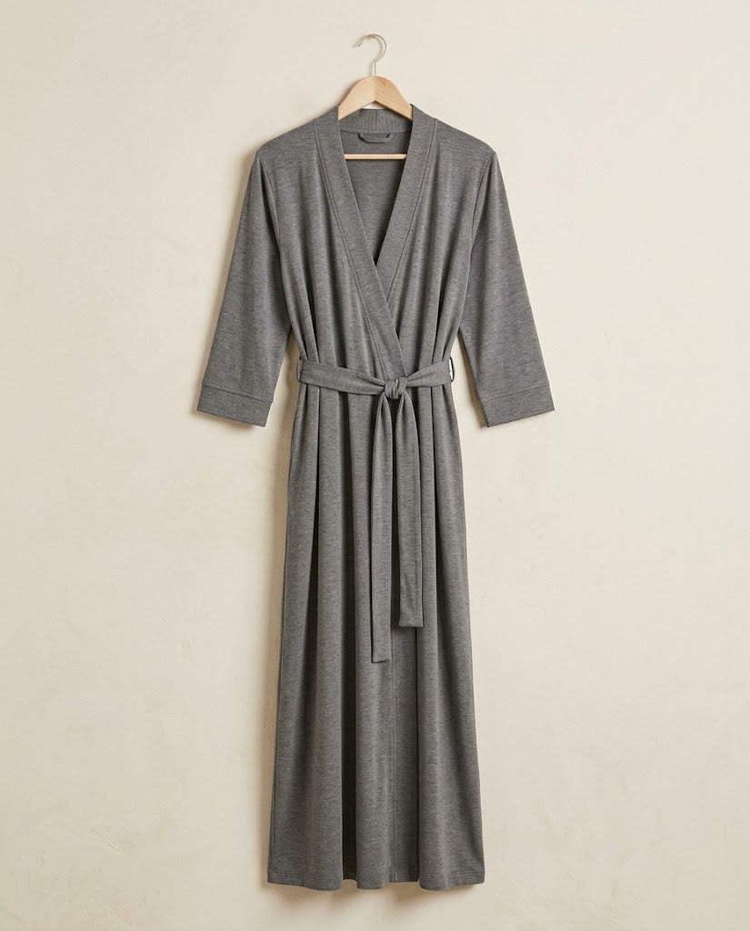 Femme assise au sol yeux fermés en peignoir long en maille jersey gris cendre, peignoir femme Heure Sauvage