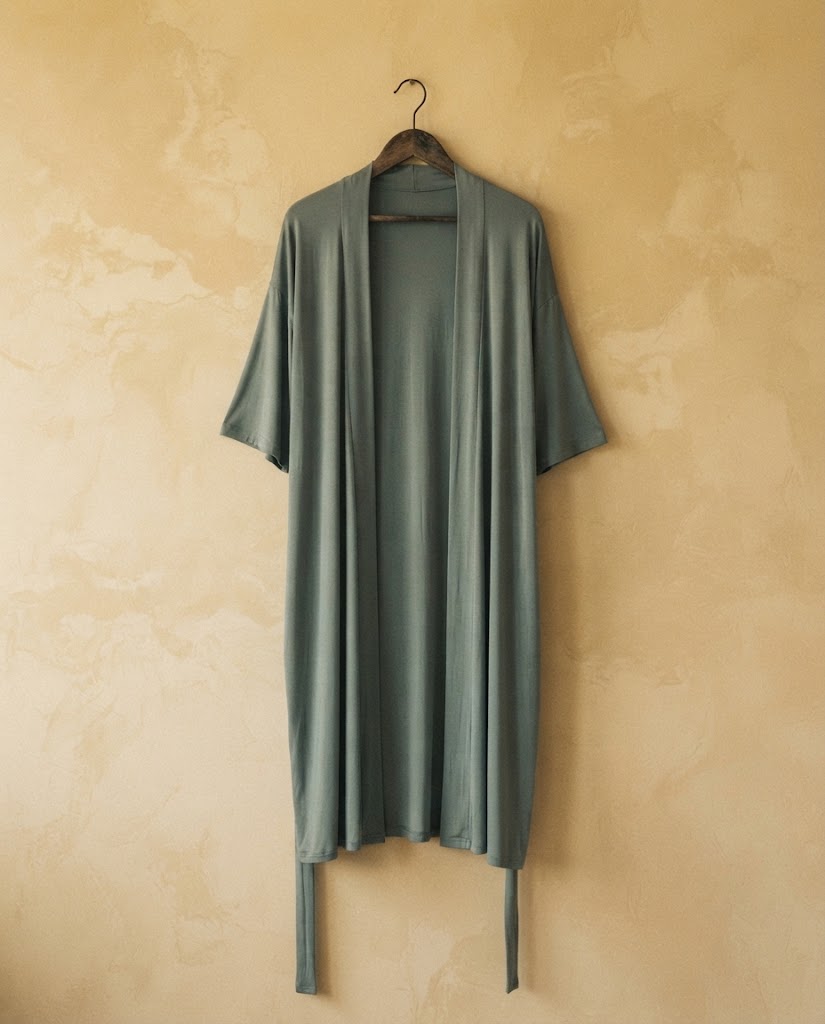 Peignoir court femme en maille vert céladon à manches courtes sur cintre