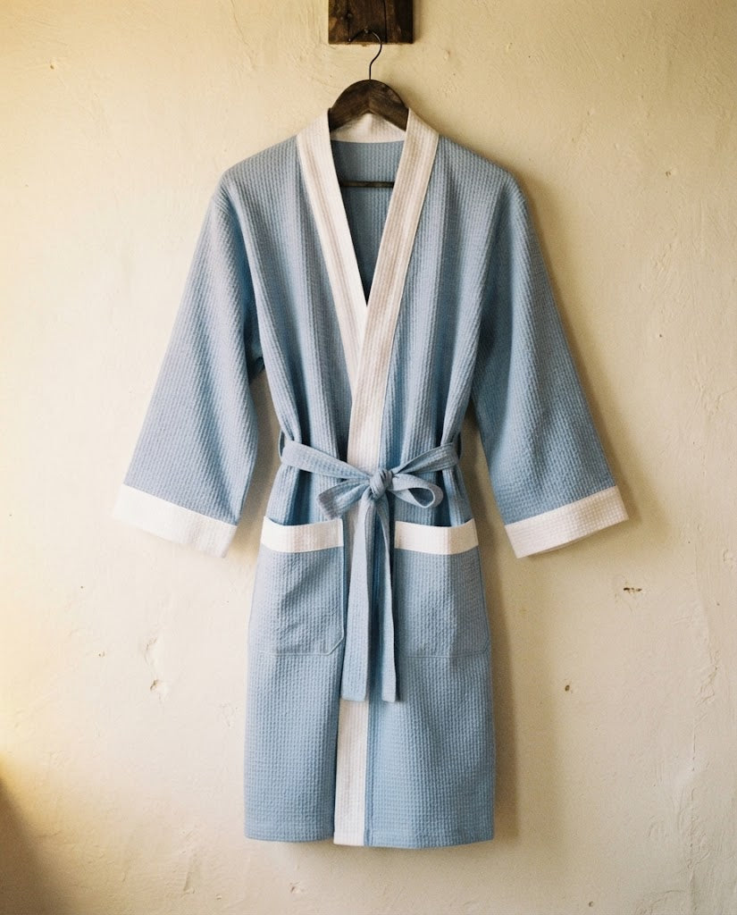 Peignoir court femme en nid d'abeille bleu écume à parement blanc sur cintre