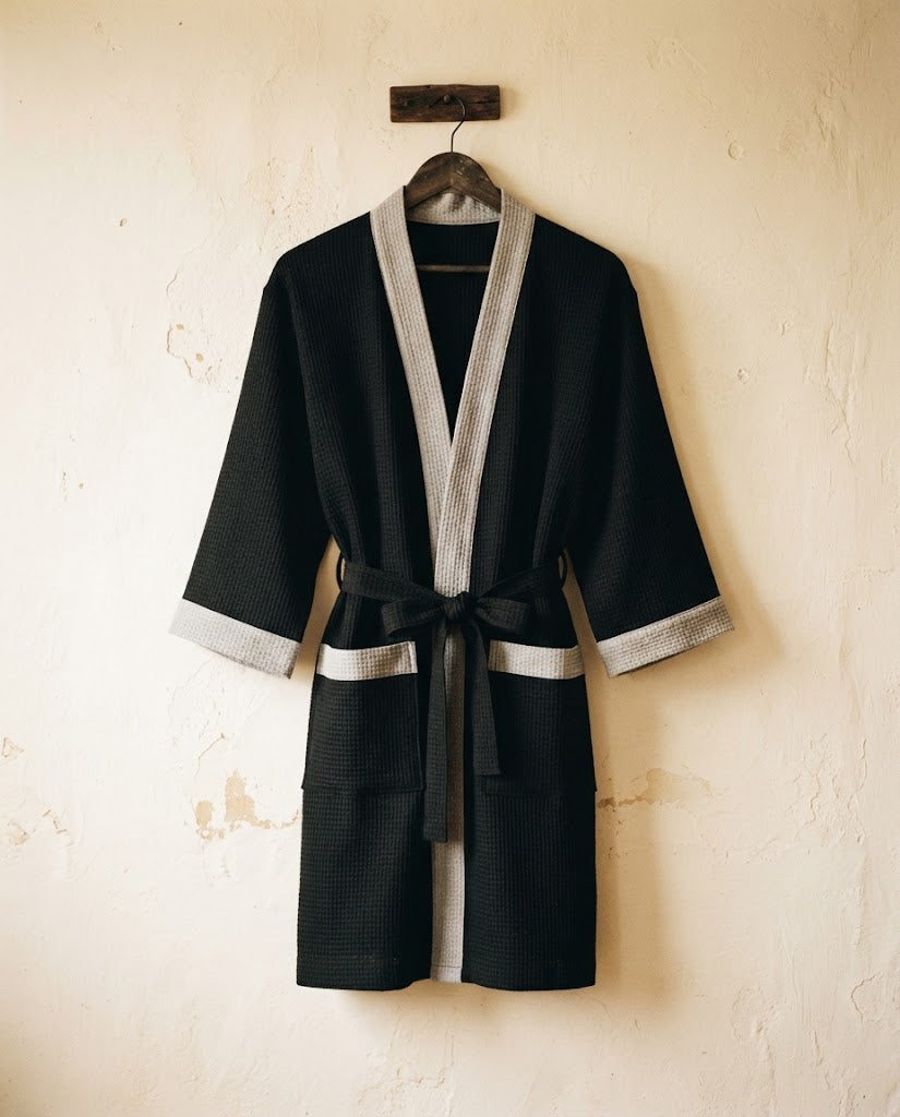 Peignoir court femme en nid d'abeille noir ébène à parement gris sur cintre