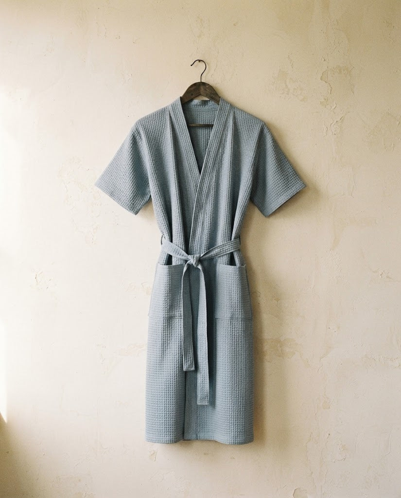 Peignoir court femme en nid d'abeille bleu écume à manches courtes sur cintre