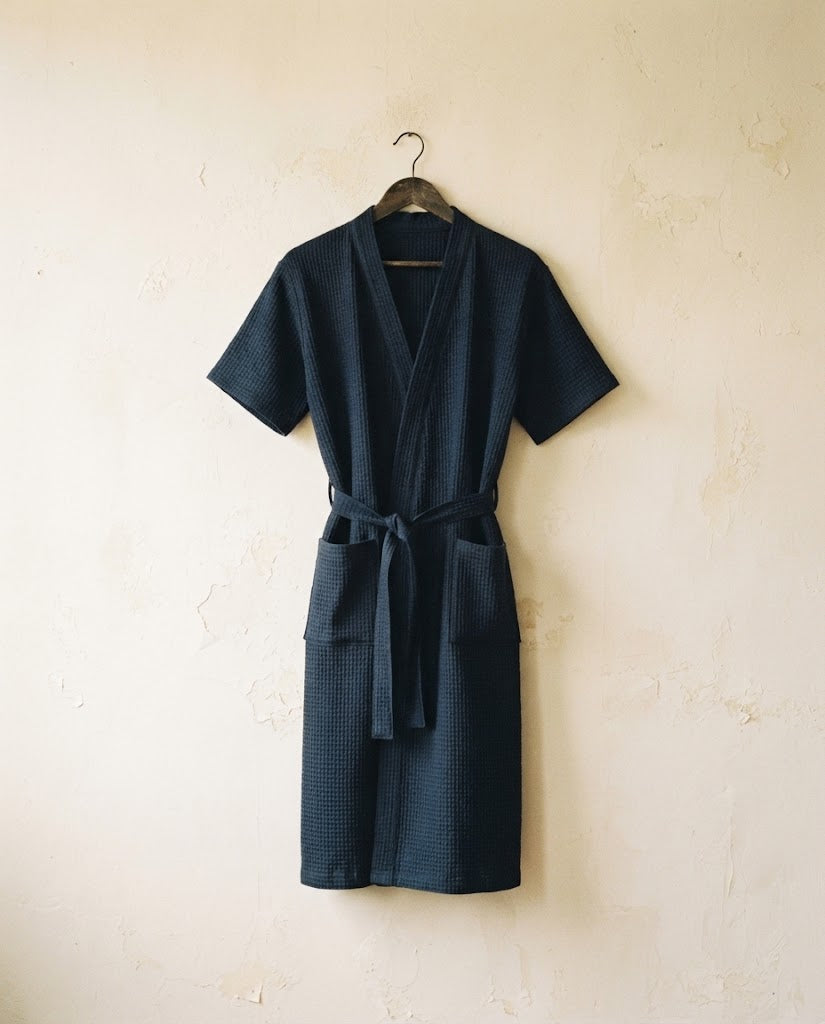 Peignoir court femme en nid d'abeille bleu marine à manches courtes sur cintre