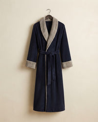 Peignoir long femme en polaire bleu marine à col châle sherpa gris, sur cintre