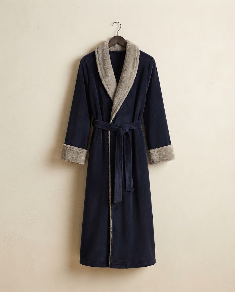 Peignoir long femme en polaire bleu marine à col châle sherpa gris, sur cintre