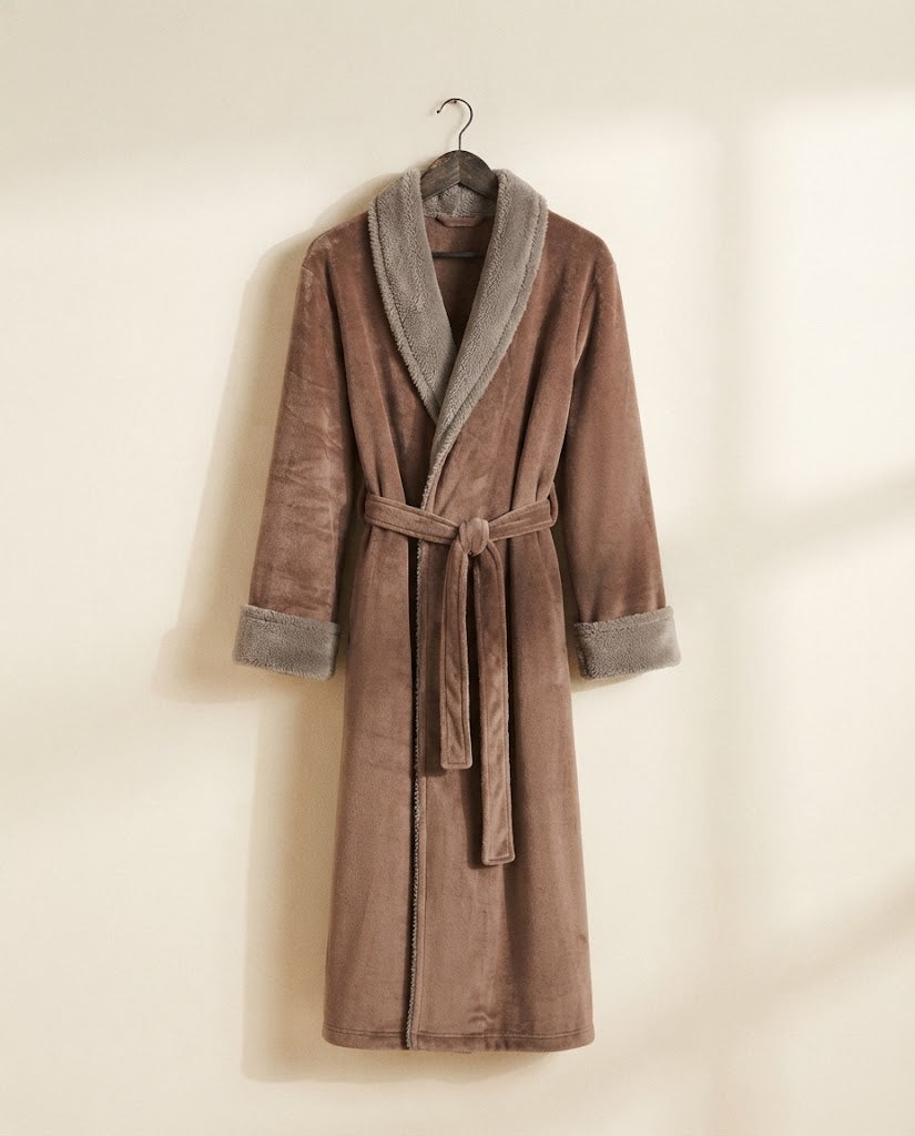 Peignoir long femme en polaire brun noisette à col châle sherpa gris, sur cintre