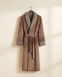 Peignoir long femme en polaire brun noisette à col châle sherpa gris, sur cintre