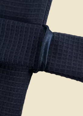 zoom sur le passant de la ceinture en satin bleu 